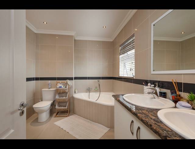 4 BEDROOM APARTMENT FOR SALE IN LA LUCIA